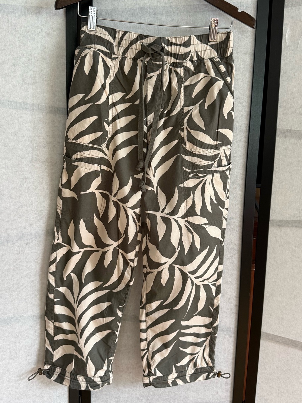 Democracy Cropped Cargo Pants Olive Green Tropical Leaf Print Drawstring Size 8